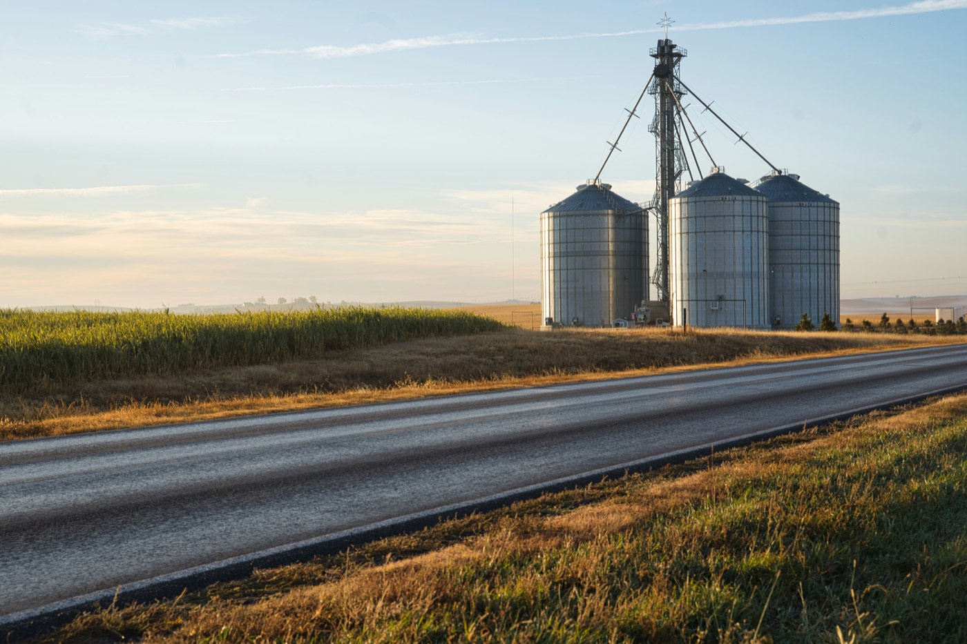 Silos de armazenamento de grãos à beira de estrada rural